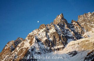 Lever de lune sur l'aiguille Noire de Peuterey, Chamonix