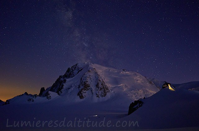 Le Mont-Blanc et le refuge des Cosmiques sous les etoiles