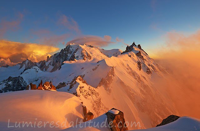Lumieres du couchant sur l'aiguille du Midi et le Mont Blanc