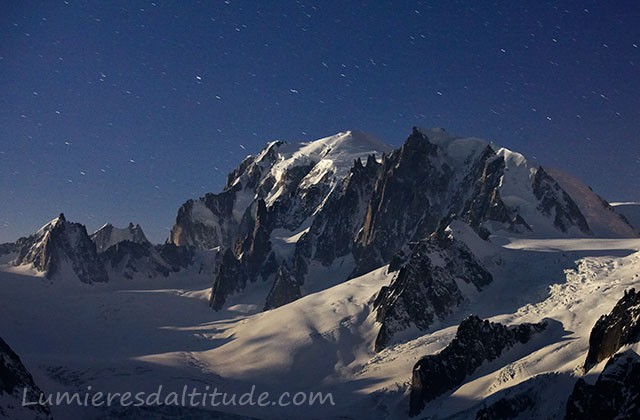 Le Mont-Blanc et le Tacul de nuit sous la pleine lune; Chamonix
