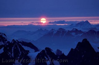 Lever de soleil sur L'aiguille de Leschaux et les Alpes Suisses