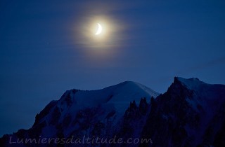 Coucher de lune rousse sur le Mont-Blanc