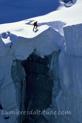 Franchissement d'une crevasse sur le glacier du geant, Massif du Mont-Blanc, Haute-savoie, France