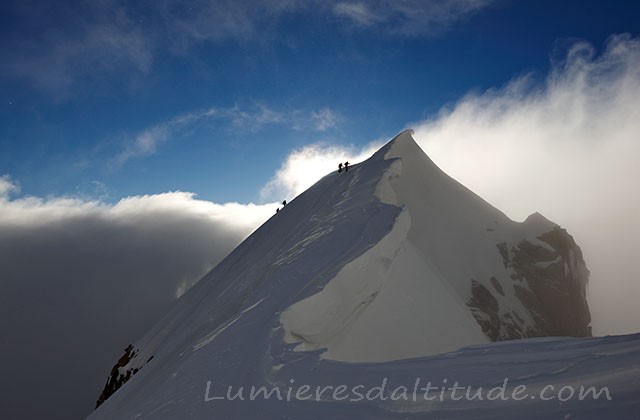 alpinistes sur L'arete Est du Mont Maudit, Massif du Mont-Blanc, Haute-savoie, France