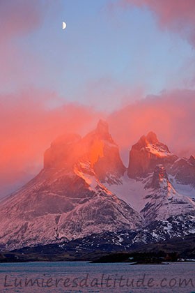 Les Cuernos au lever du soleil, Torres del Paines, Chili
