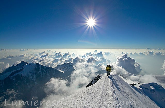 Arrivee d'une cordee au sommet du Mont-Blanc, Chamonix, France