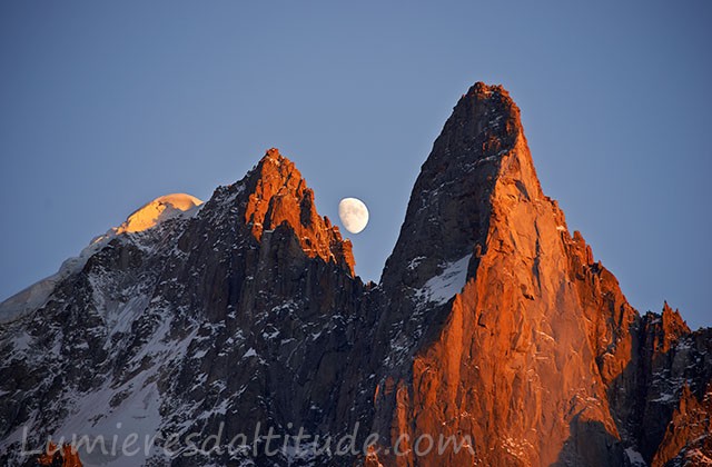 Lever de lune sur l'aiguillr Verte et des Dru au couchant, Chamonix, france