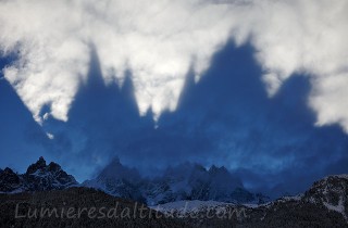 Les nuages, ecran de projection, aiguilles de Chamonix