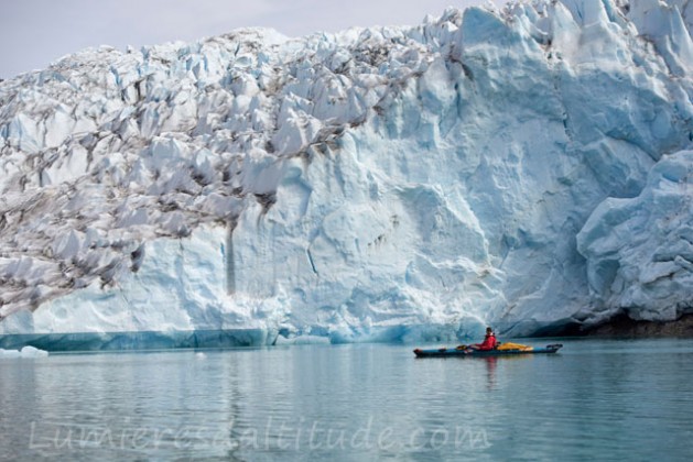 Groenland, kayak de mer dans le fjord Sermiligaq 
