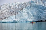 Groenland, kayak de mer dans le fjord Sermiligaq 