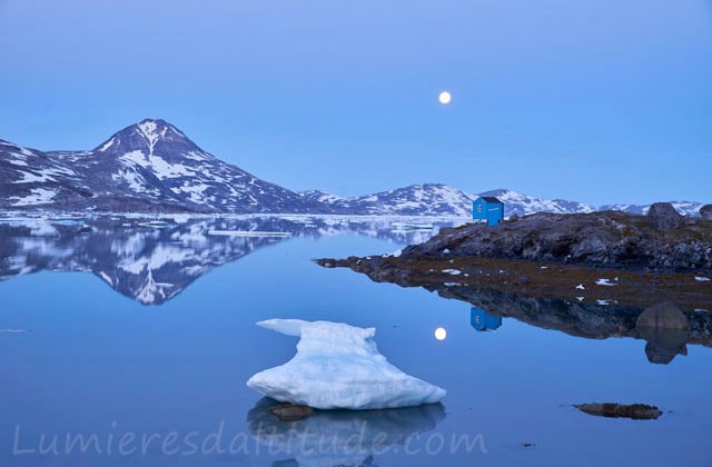 Groenland, lever de lune et cabane de pecheur, fjord Angmassalik